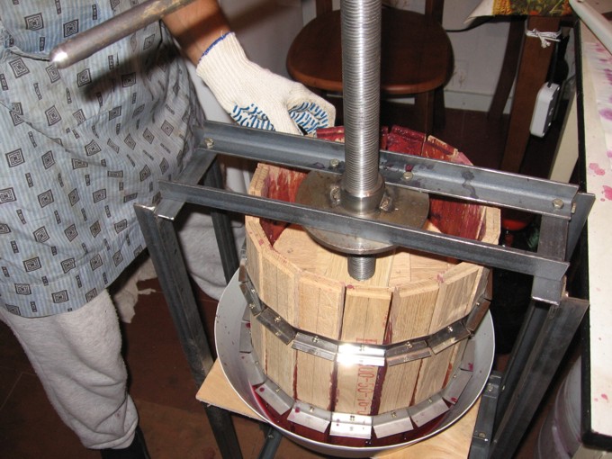 Пресс для винограда: сборка простой конструкции своими руками